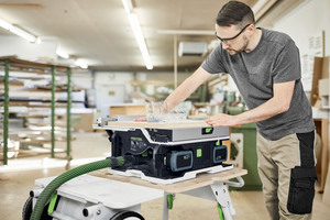  Die Akku-Tischkreissäge „CSC SYS 50“ von Festool hat ein modernes Bedienkonzept 