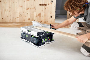  Die Akku-Tischkreissäge „CSC SYS 50“ von Festool passt in einen Koffer  