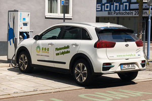  Die Firma ESS-Kempfle aus dem bayerischen Leipheim rät zu „reinem Überschussladen“. Ohne das Puffern der Energie in einem Zwischenspeicher, wie er etwa im Hauskeller steht, kann ein E-Auto günstig ausgeladen werden&nbsp;&nbsp;  