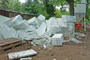  Ungeeignetes Materiallager auf einer Baustelle 