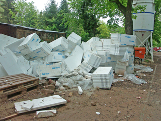 Ungeeignetes Materiallager auf einer Baustelle