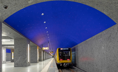 Spektakul?res Firmament unter der Stadt: der k?nstliche Sternenhimmel ?ber dem neuen Berliner U-Bahnhof Museumsinsel