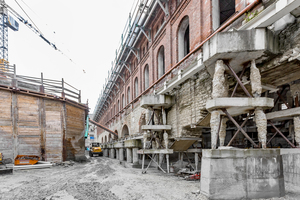  Insgesamt 242 Großbohrpfähle lasten in einer Tiefe von bis zu 15 m das historische Gebäude auf dem tragenden Baugrund ab und stellen es „schwebend“ 