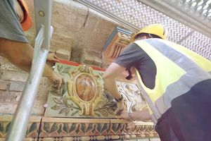  Nach der Bearbeitung wurden die instandgesetzten Keramikteile einzeln wieder an der ursprünglichen Position an der Fassade eingebaut 