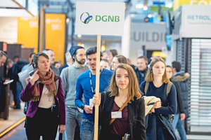  Die Deutsche Gesellschaft für Nachhaltiges Bauen (DGNB) bietet auf der Messe BAU in München Messerundgänge an, um Beispiele für nachhaltiges Bauen zu zeigen 