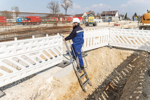  Für ein sicheres Rein und Raus bei Baugruben sorgt die Stufen-Baugrubenleiter aus Aluminium 