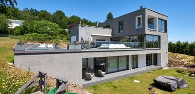 Die Besenstrichoptik bricht die kubushafte Architektur des Einfamilienhauses in Wettenberg vom B?ro studio aw. mit ihren bewusst grob verarbeiteten Strukturbahnen auf