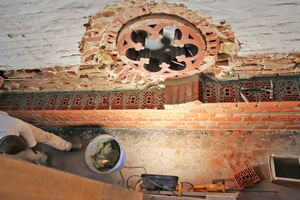  Im oberen Teil des Querhauses und Kopfbaus mauerten die Handwerker vor die Außenwände innen eine weitere Mauerschale aus Hochlochziegeln 