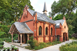  Die neugotische Kapelle auf der Halbinsel Hermannswerder in Potsdam wurde von Müller-Stüler und Höll Architekten denkmalgerecht instandgesetzt und zum Wohnhaus umgebaut 