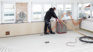 Istzustand der Holzbalkendecke vor der Sanierung