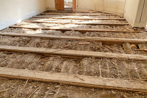  Istzustand der Holzbalkendecke vor der Sanierung 