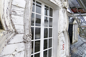  Vorher: Der alte Anstrich ist bei diesem Fenster großflächig abgeblättert, das Holz angegriffen 