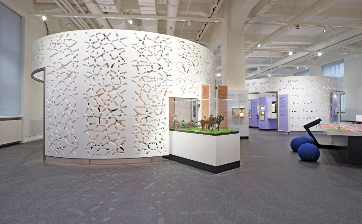Die neu gestaltete Chemie-Ausstellung im Deutschen Museum in München beeindruckt mit zylindrischen Wandflächen aus dem Mineralwerkstoff ?Himacs? im Farbton Alpine White