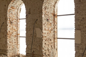  Die Fenster wurden bodentief heruntergezogen 
