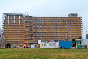  Bis Mitte des Jahres werden das westliche Kopfgebäude und der Tower denkmalgerecht saniert 