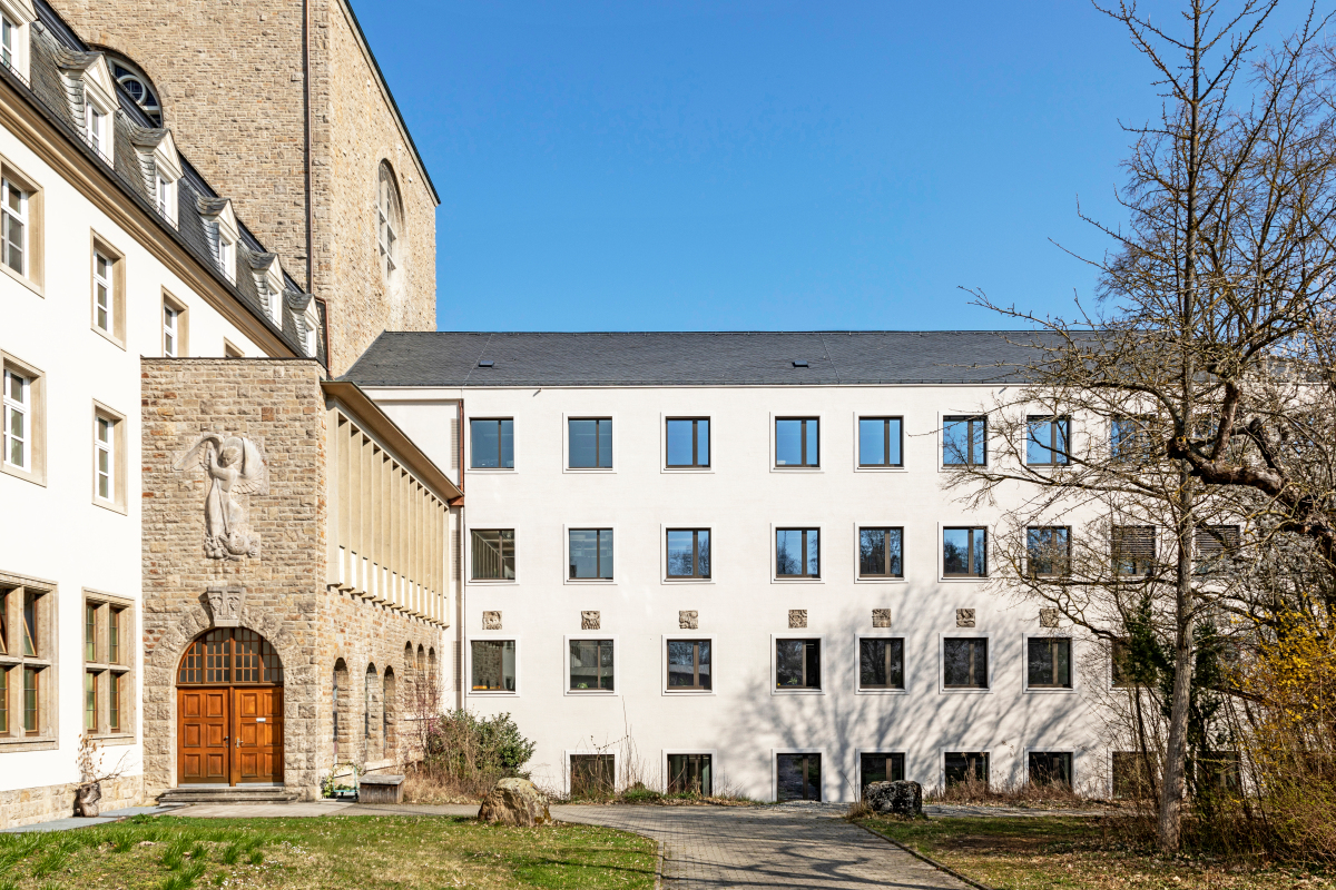 Das Gebäude des Egbert-Gymnasiums Münsterschwarzach wurde energetisch saniert und in Besenstrichtechnik verputzt