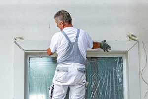  Die vor Ort zugeschnittenen Fensterprofile werden mit Knauf Duo-Kleber rund um die Fenster verklebt 