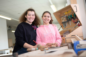  In einer Tischlerei arbeiten: Beim Girls' Day ist vieles möglich 