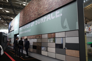  "The Wall" von Caparol zeigte unter dem Slogan "The Power of Surface", was bei der Gestaltung von Oberflächen möglich ist 