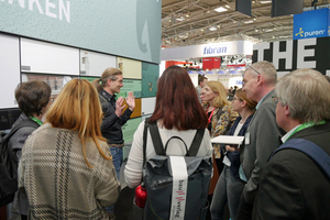  Beim Presse-Gespräch am Caparol-Stand war auch Michaela Podschun, Redakteurin des Magazins bauhandwerk, unschwer an ihrem Bauverlags-Rucksack zu erkennen.  