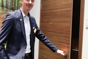  Lebo-Produktmanager Nikolas Schmenik zeigt eine Innentür mit Echtholz-Furnier 