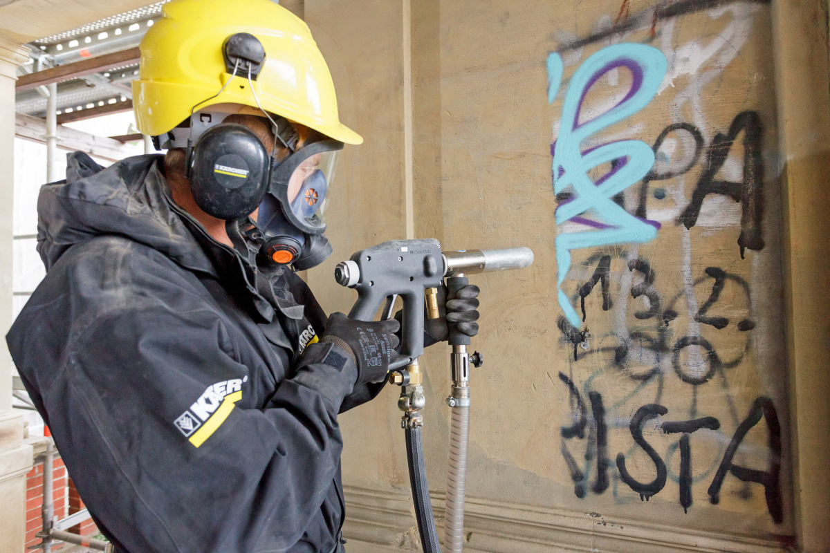 Graffitientfernung mit Partikelstrahlverfahren - Kärcher