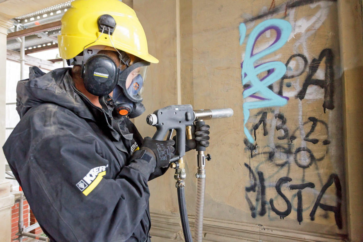 Graffitientfernung mit Partikelstrahlverfahren - Kärcher