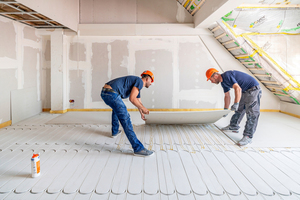  Montage der 10 mm dicken Abdecklage aus Gipsfaserplatten. Sie wird zusätzlich mit den zum System gehörenden Schnellbauschrauben im Raster von etwa 165 x 250 mm verschraubt 