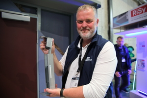  Markt-Manager Marc Hagedorn zeigt das Schwerlastprofil „Bob“ für Türen bis zu 220 kg  