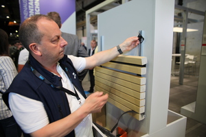  Markt-Manager Markus Riesner demonstrierte die einfache Montage des Lamellen-Akustiksystems  