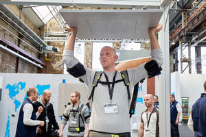  Ausprobieren war das Motto der Knauf Werktage: Hier testet ein Fachbesucher ein Exoskelett 