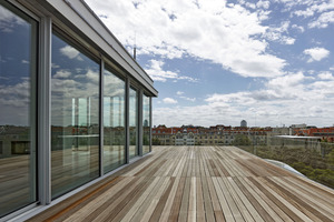  Blick über Berlin auf der Penthouse-Terrasse. Das Penthouse steht auf einer neuen 14-cm-Betonplatte oberhalb der Rampe 