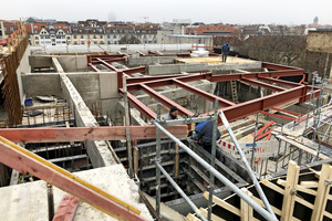  Über dem Oktagon der Rampenanlage tragen ein Stahlrost und eine 14-cm-Betonplatte das neue Penthouse 