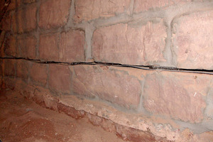  Einlegen der Polypropylen-Platten in gesägter Lagerfuge mit Überlappung und Auskeilen 
