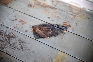  Der Abdruck eines eingebrannten Bügeleisens im Fußboden    