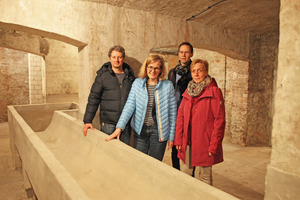  Architekt Marcel Zorn, Museumsleiterin Kirsten John-Stucke, LWL-Denkmalpfleger Marcus Brokmann und Michaele Stratmann von der Unteren Denkmalbehörde in Büren (von links) zeigen die Schlauchwannen der Feuerwehr im Keller      