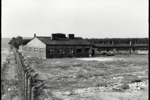  Das Gebäude samt Längsflügel in Büren im Jahre 1947 vor dem Umbau zur Tischlerei und zu Flüchtlingswohnungen  