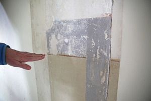  „Erinnerungsfenster“ in der Häftlingsküche: Spätere Sockelputze sind mit einer hellen Farbe bemalt, um Putze aus der KZ-Zeit in den Vordergrund zu heben 