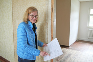  Kirsten John-Stucke, Museumsleiterin der Wewelsburg, erläutert anhand der Grundrisse die verschiedenen Nutzungen der Häftlingsbaracke 