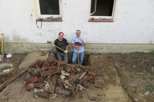  Erik Beck (rechts), wissenschaftlicher Mitarbeiter, und Norbert Ellermann Museumspädagoge des Kreismuseums, legen Keller-Fenster frei.   