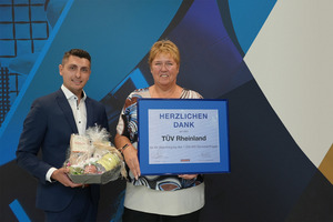  Über eine Million Service-Aufträge für die Wartung von Toren und Türen hat Hörmann bereits ausgeführt. Der Jubiläumsauftrag wurde beim TÜV Rheinland in Köln abgewickelt. Sören Husemann (links), Key Account Manager bei Hörmann, überreichte Ulrike Lorry (rechts), Bauingenieurin beim TÜV Rheinland, als Dank für die langjährige Partnerschaft einen Präsentkorb und eine Urkunde.
  