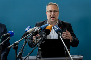  Carsten Burkhardt vom Bundesvorstand der IG Bau stellte die „Asbest-Charta“ vor, in der fünf Forderungen formuliert sind. 