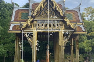  Vor Ort kartieren die Teilnehmerinnen und Teilnehmer des Fortbildungskurses die Oberflächen der Thai Sala im Münchner Westpark. 