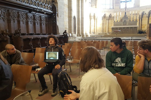  Teilnehmer und Teilnehmerinnen des Fortbildungskurses Restaurator im Handwerk informieren sich im Bamberger Dom über Reinigungstechniken
  