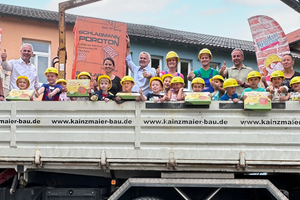  Ein Ziegelpaket auf dem Lkw von Kainzmair Bau als Anschauungsobjekt und Miniziegel im Bausatz gab es für die Kindertagesstätte St. Franziskus in Teising, die an der Initiative der Bayerischen Bauwirtschaft „Baumeister gesucht!“ teilnahm. Von links: Mike Bauer, Johannes Edmüller (beide Schlagmann Poroton), Nicky Nagel, Harry Hammer, Bauunternehmer Johann Kainzmaier. 