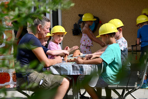  Mit dem Miniziegelbaukasten von Schlagmann Poroton können die Kinder das Mauern mit echten kleinen Ziegeln, Mörtel und Kelle üben. 