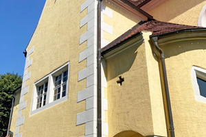  Die schlichte Barockform der Dorfkirche in Rödern wird durch helle Fensterumrahmungen unterstrichen&nbsp;&nbsp;&nbsp;&nbsp;&nbsp;&nbsp;&nbsp;&nbsp;  