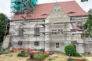  Die Dorfkirche Rödern in Sachsen vor der Sanierung. Sie wurde als schlichtes Bauwerk nach 1650 als Saalkirche errichtet                      