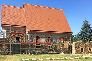  Zunächst musste der alte Putz von der  Fassade abgetragen werden 