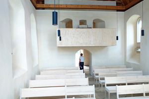  Der Altarraum samt Empore zeigt sich nun in schlichtem Weiß. Das Mobiliar besteht aus weislasiertem Eschenholz     